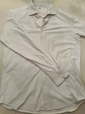 Uniqlo - Vit llite mer formell skjorta från Uniqlo