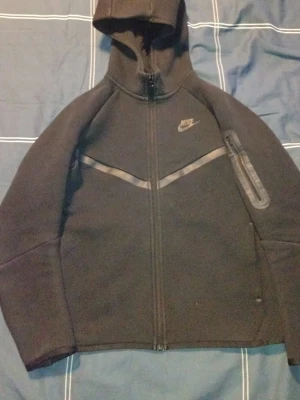 Nike Tech  - Säljer en svart Nike tech.