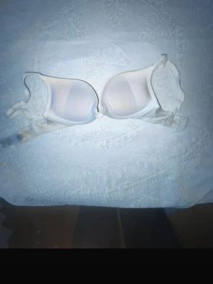 Vit bygel-bh från ASOS DESIGN push up - Säljer en vit bh från ASOS DESIGN med bygel och vadderade kupor. Bh:n har justerbara axelband och klassisk hakknäppning bak. Materialet är mjukt och bekvämt, perfekt för dig som vill ha en enkel och stilren bh.