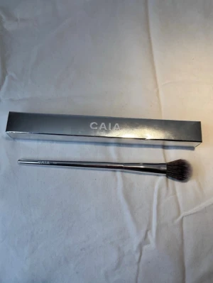 Ny Caia Cosmetics sminkborste  - Ny aldrig använd! I storlek F20 från Bianca Ingrosso Caia 