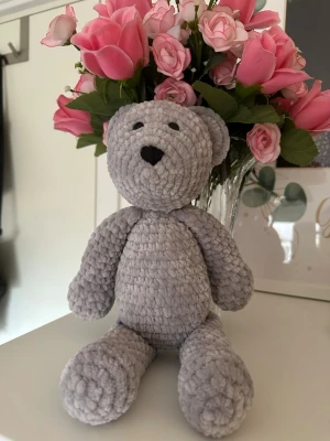 Virkad grå nalle - Handvirkad grå nalle som är ungefär 34 cm lång. Den har säkerhetsögon som inte rekommenderas för barn under 3 år!🧸