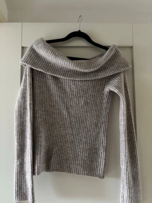 Stickad tröja  - Off shulder från hm storlek xs 