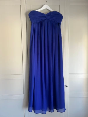 Blå axelbandslös långklänning - Jättefin klänning ifrån Nelly!!! Perfect till årets bal eller en sommar kväll💗