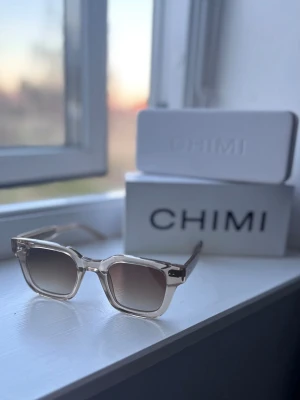 CHIMI solglasögon  - Snygga solglasögon från CHIMI. Färgen ECRU och modell 04. Super snygga och använt typ 2ggr då jag inte tyckte de passade mig💕 allt på bilderna får du med💕💕pris kan diskuteras