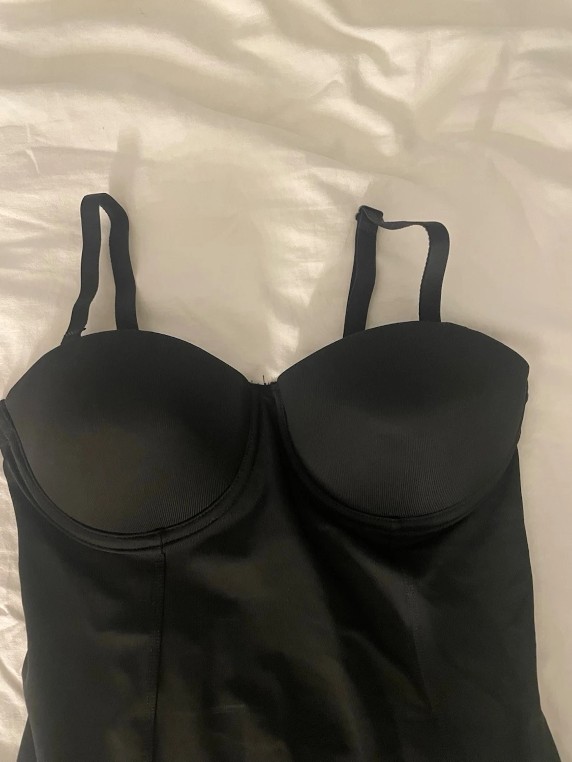 Svart body med bygel och justerbara band - 1