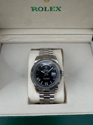 Herrklocka - Heltid ny och oanvänd klocka med automatisk rörelse. Klockan har korrekt vikt och är tillverkad i samma högkvalitativa stål. Tveka inte att höra av er vid frågor eller om ni önskar fler bilder. Endast klockan ingår i priset. Om ni är intresserade av box eller box tillsammans med certifikat, vänligen kontakta oss så kan vi diskutera ett pris.