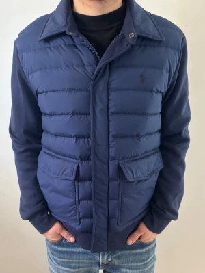 Ralph lauren Jacka - Mörkblå ralph lauren jacka - Storlek M - Mycket bra skick men lite fläckar som troligtvis går bort vid en tvätt - hör av dig vid minsta fundering!