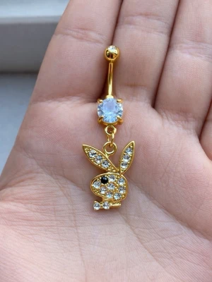 ⭐️NY Playboy navelpiercing i 316L Kirurgiskt Stål⭐️ - 🔥 ERBJUDANDE: Få 30% rabatt när du köper 2 valfria piercingar! 🔥  Passa på att fynda och uppdatera din smyckessamling 💖 Skicka ett meddelande vid intresse eller frågor!