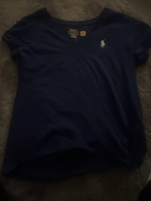 Marinblå t-shirt från Polo Ralph Lauren - Den är lite för kort för min smak, köpt på vinted ingen tecken på skada