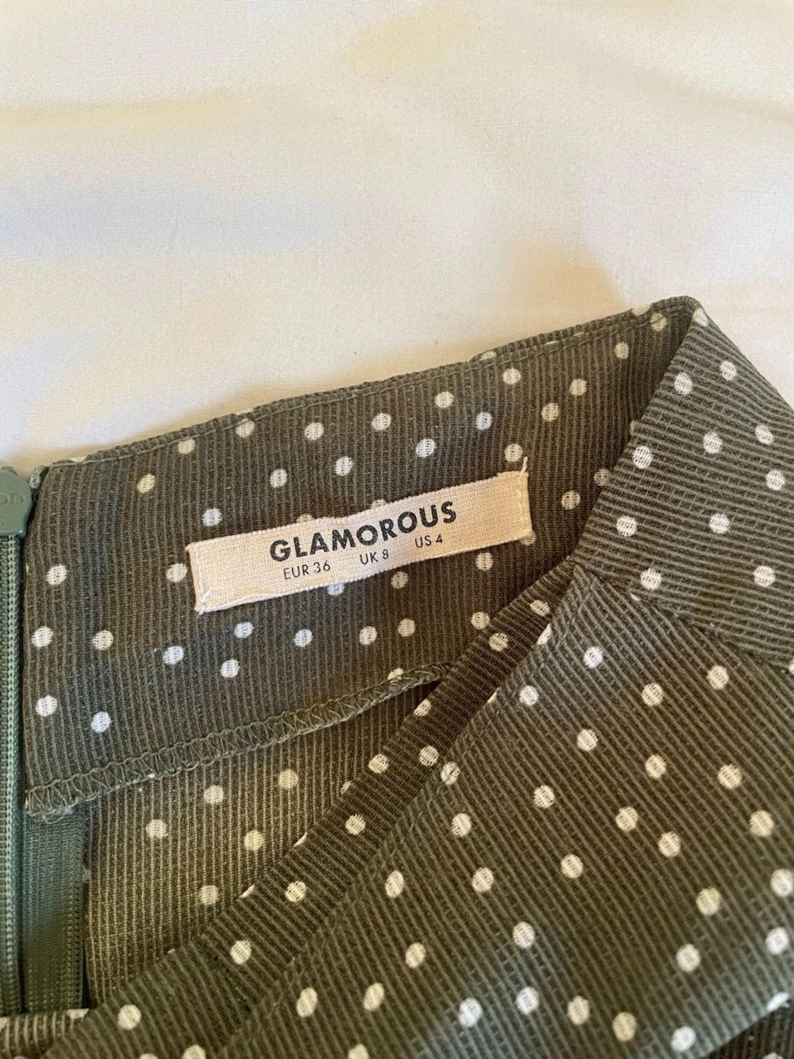 Olivgrön prickig kjol med volang från Glamorous - 1