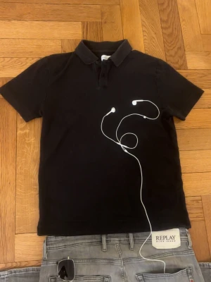 These glory days pike  - Grym kvalité, inga defekter. Storlek S, sitter bra vid axlarna och slutar vid midjan.   Mått -|-  Axelmått: 42 cm  Längd: 64 cm  Bröst: 46 cm   Leverans sker dagen efter, har du nån fråga är det bara att skriva:) 