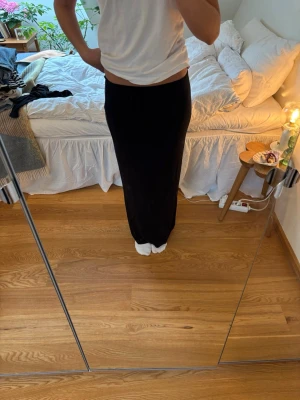 Svart långkjol - Säljer en svart långkjol. Kjolen har en rak och tight passform som sitter snyggt i midjan och faller hela vägen ner till anklarna. Perfekt för dig som gillar en stilren och enkel look.