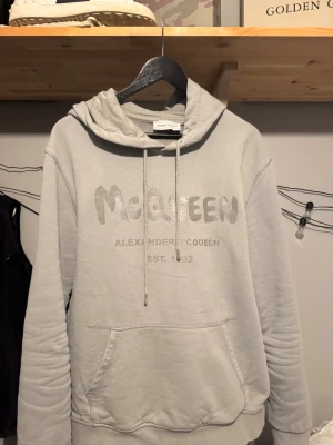 Alexander McQueen hoodie  - Säljer denna tvär feta och sällsynta Alexander McQueen hoodie! Nypris ligger på ca 3500kr. Självklart äkta!  Hoodien är i bra skick (se bilder). Hör av er vid ytligare funderingar!