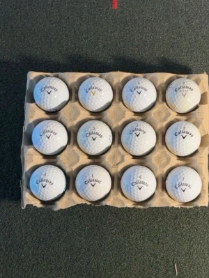 Callaway golfbollar  - Ett dussin vita golfbollar från Callaway, levererade i en praktisk kartongförpackning. Bollarna har klassisk dimple-design och tydlig Callaway-logga tryckt i svart. Perfekt för dig som vill fylla på golfbagen inför säsongen.