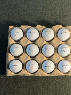 TaylorMade golfbollar  - Säljer ett 12-pack vita golfbollar från TaylorMade. Bollarna har klassisk dimple-design och är märkta med olika siffror. Perfekt för dig som vill fylla på golfbagen med kvalitetsbollar från ett välkänt märke.