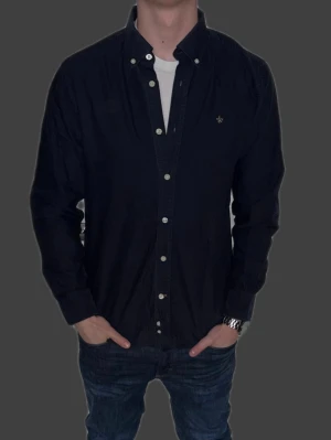 Mörkblå skjorta från Morris - Mörkblå skjorta från Morris i storlek M. Fint skick till ett bra pris. Nypris: 1995kr. Mitt pris: 349kr. Vid frågor eller funderingar, tveka inte att höra av dig.