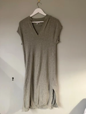 Stickad klänning - Stickad klänning från b.young.  Oanvänd stickad klänning från b.young, modell BYNASTA DRESS.Storlek S. Mjuk ribbstickad kvalitet i fin ljusgrön nyans.  Nypris ca 699 kr. Storlek S