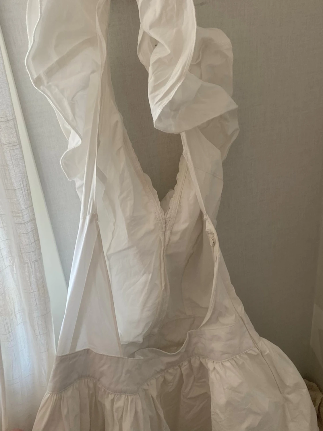 Vit volangklänning med v-ringning - 2