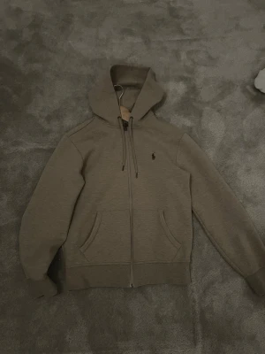 Ralph Lauren zip hoodie - Säljer denna feta beige zip up hoodie från RL som knappt blivit använd. Ny pris: 2000+. Bara att höra av er vid funderingar! Priset kan diskuteras