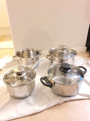 4 grytor med 3 lock - 3 royal grytor och en med okänt märke, ikea kanske... 2 av royal har lock, 1 utan.