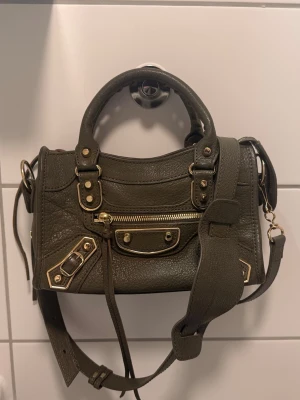 City Bag I olive grön - Super fin i lammskinn o perfekt till våren skriv om du vill ha fler bilder
