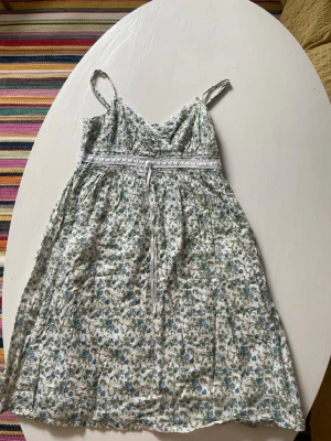 Sommarklänning - Jätte söt sommarklänning. Köpt second hand. På lappen står det M men den sitter som en XXS. 