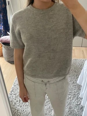 Stickad kortärmad tröja - Sitter som xs. 