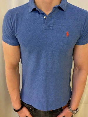 Ralph Lauren pike  - Säljer en blå Ralph Lauren pike i Stolek S i fint skick, hör vad dig vid minsta fundering