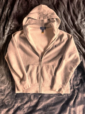 Grå Ralph Lauren Zip Hoodie 14-16 - Grå Ralph Lauren Zip Hoodie storlek 14-16, original pris cirka 1200kr, nuvarande pris kan diskuteras