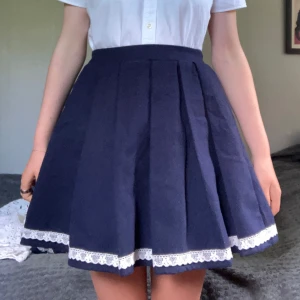 Plisserad kjol - Kjolen är i okej skick, enda defekterna är att materialet är nopprigt och urtvättat. Storlek M men passar även S.Tryck inte på köp, kontakta mig först!