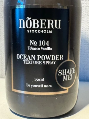 Nõberu Ocean Powder Texture Spray - Ocean Powder Texture Spray No 104 från Nõberu Stockholm med doft av Tobacco Vanilla. Flaskan är svart med pump och rymmer 150 ml. Perfekt för att skapa textur och volym i håret. Snygg och stilren design.