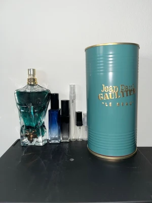 Jean Paul Gaultier le Beau EDT—Sample, pris i beskrivning - Pris:1ml:14kr 2ml:28kr 3ml:42kr 5ml:70kr 10ml:140kr 20ml:280kr. Jean Paul Gaultier le beau edt—Sample. Prova doften innan du väljer att köpa hela flaskan! Denna doft är en fräsch kokosnöt doft perfekt för sommaren! Skriv om köp!