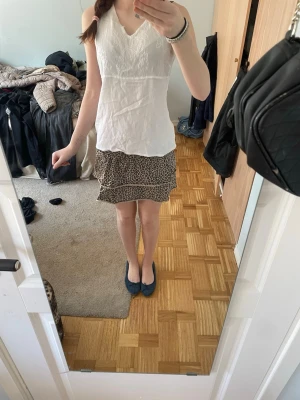 Volangkjol - Snygg kort kjol med leopardmönster och volangdetaljer. Kjolen har en avslappnad passform och är perfekt för dig som vill sticka ut med en trendig look. Passar till både sneakers och klackar. Materialet känns lätt och bekvämt. Hör av dig för frågor❣️❣️passar även xs och s