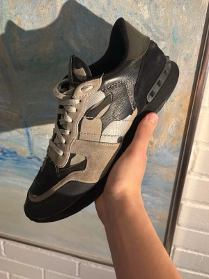 Valentino Rockrunners   - (Allt i bilderna medföljer) Jag säljer ett par Otroligt snygga valentino Rockrunner skor i storlek 43. Vid extra frågor, bilder och annat så är det fritt att fråga, priset är verkligen inte hugget i sten så det är bara att buda på. Tvättar självklart en sista gång innan jag skickar iväg skorna✌️