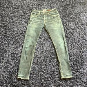 Jeans från Crocker - Snygga jeans från Crocker i en klassisk blå färg. De har en normal passform och är tillverkade av bekvämt denimtyg. De har även en sjukt snygg tvätt och perfekta för en avslappnad stil. Hör av er vid minsta fundering🙌