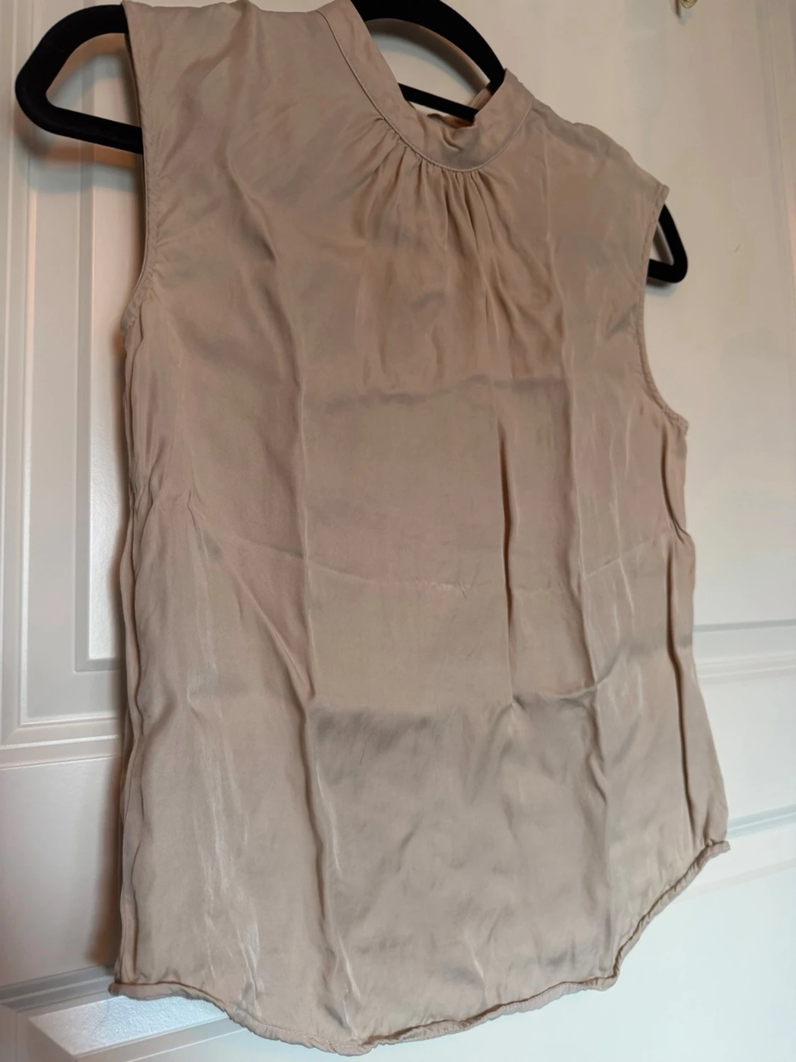 Beige ärmlös blus med hög hals - 1