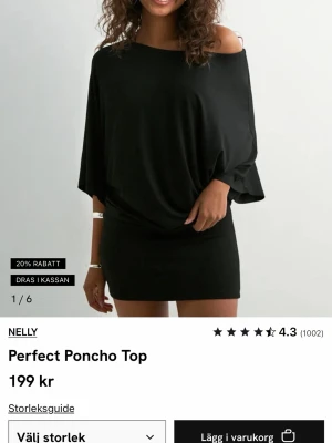 Svart ponchotopp från Nelly storlek xs  - Säljer en svart ponchotopp från Nelly med lös passform och bred halsringning som kan bäras offshoulder. Toppen är ärmlös med ett flowy fall och tillverkad i mjukt material. Perfekt för en avslappnad och trendig look.