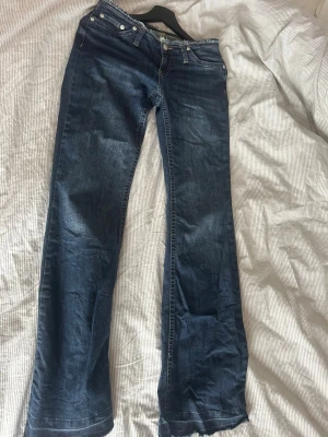 Mörkblå bootcut jeans - Mörkblå bootcut jeans från Nelly storlek 36. Fint skick inte andvänt så mycket. Dock två revor på backfickan och längre ner på baksida ben. Vet inte vad de kommer ifrån men syns på bilderna. 