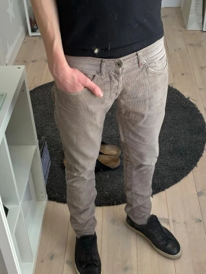 Dondup Jeans George - Dondup Jeans George! Trendigaste jeansen på marknaden. Ny pris= 4000 kr Säljs för= 899 kr