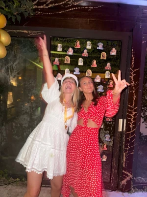 Adoore klänning - Säljer denna super fina röda Adoore klänningen, använd endast två gånger. Nypris 1500