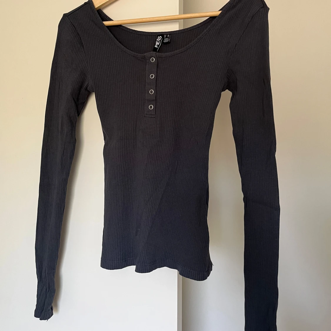 Grå ribbad topp