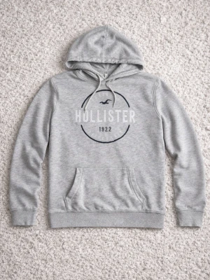 Hollister Hoodie - Säljer denna Hollister hoodie i grå färg. Snygg och stilren med broderad logga framtill. Bra skick, inga större defekter, endast normalt använd. Mjuk och bekväm, perfekt till vardag eller chill outfit. Storlek: M Passform: normal Pris kan diskuteras vid snabb affär! Hör av dig vid frågor eller för fler bilder!