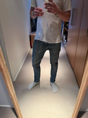 Tiger of sweden jeans  - Tjena säljer ny dessa riktigt feta tiger of sweden jeansen i modell pistolero. Skicket är bra kanske 7/10. Stoleken är 28/32, killen på bilden är 182 cm. Släng iväg ett dm för frågor! ✌🏼🍾