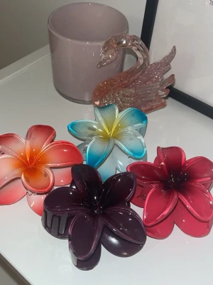 4 aloha hårklämmor  - Olika hårklämmor köpta i Berlin. Aldrig använda. 1 klämma 30kr, båda 50kr, fyra 100kr. Om ni enbart vill ha en klämma så får ni skriva privat innan ni köper den🌺