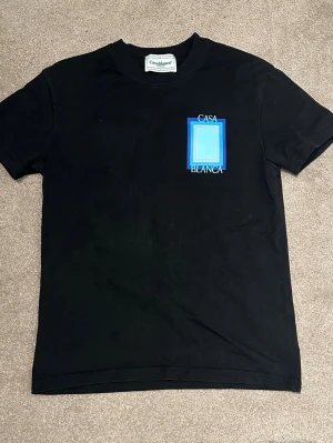 Svart Casa Blanca t-shirt - Riktig snygg Casa Blanca t shirt, väldigt bra skick! Storlek small men passar medium också. Säljs för 599kr. Pris kan gå ner vid snabb affär, nypris mellan 1500-2000kr! Skriv till mig vid minsta fundering eller intresse.😄