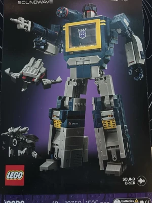 LEGO Transformers Soundwave byggsats. Pris kan diskuteras - Byggsats från LEGO som föreställer Soundwave från Transformers. Modellen är blå, grå och gul med detaljer i svart och vitt. Kan byggas om till både robot och kassettspelare. Inkluderar små tillbehör och figurer samt en ljudkloss (sound brick). Perfekt för samlare och fans av Transformers.