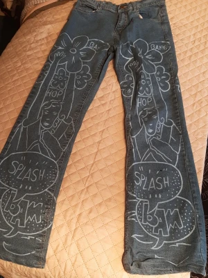 Unique jeans från Clove - Unique and stylish jeans. In very good condition. Measurements on pictures. Size 42/L