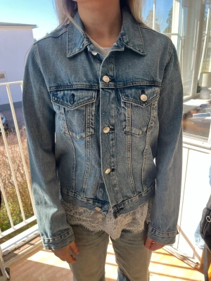 Jeansjacka - Snygg blå jeansjacka med rak passform från Bikbok! Har aldrig använt den, så hoppas jag säljer den till någon som kommer använda den - för den passar väldigt bra till våren eller en sen sommarkväll ☀️☀️🤩