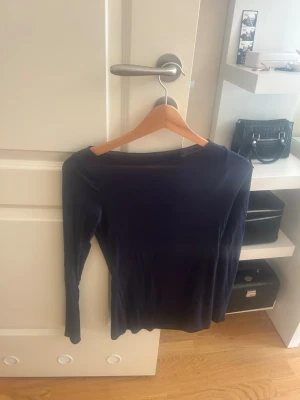 Intimissimi topp - Den har en jätteskön material. Knappt andvänd .den är i storlek S. Pris kan diskuteras här av er för frågor . 