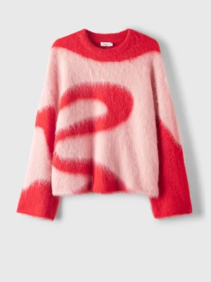 Rosa och röd fluffig stickad tröja - Supermjuk och oversized stickad tröja i rosa och rött med abstrakt mönster. Tröjan har rund halsringning, långa ärmar och en fluffig, borstad yta som ger en cool och trendig look. Perfekt för dig som gillar färg och statement-plagg. Den är som ny då den inte har några defekter. Den är slutsåld och nypris 1000kr Stolrek xs-s men passar även M💗❤️💗❤️